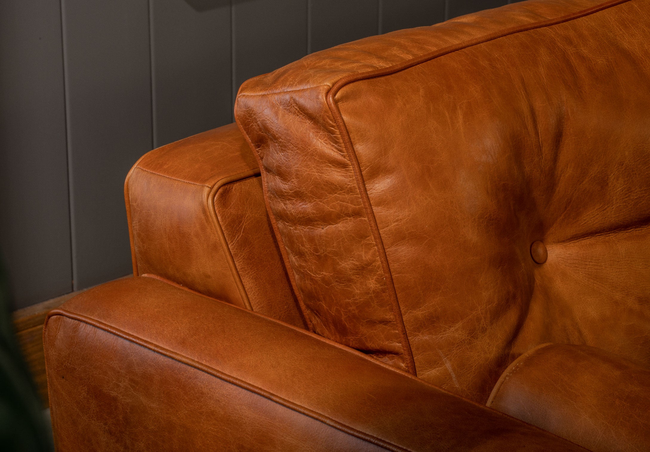 Sofá Bolonia Cuero Miel - Madera Natural - 200 cm Ancho.