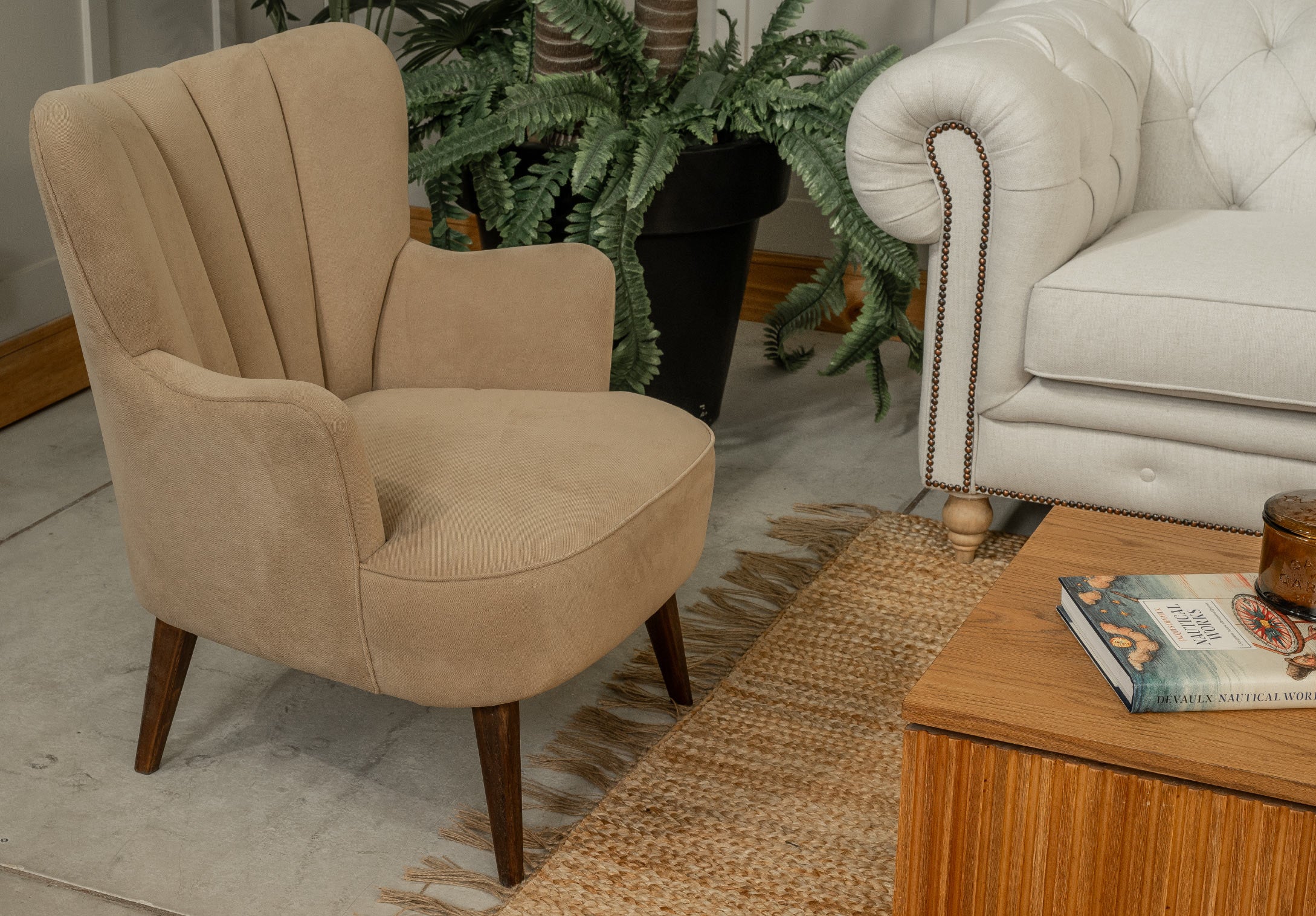 Silla Madonna shell con brazos tela