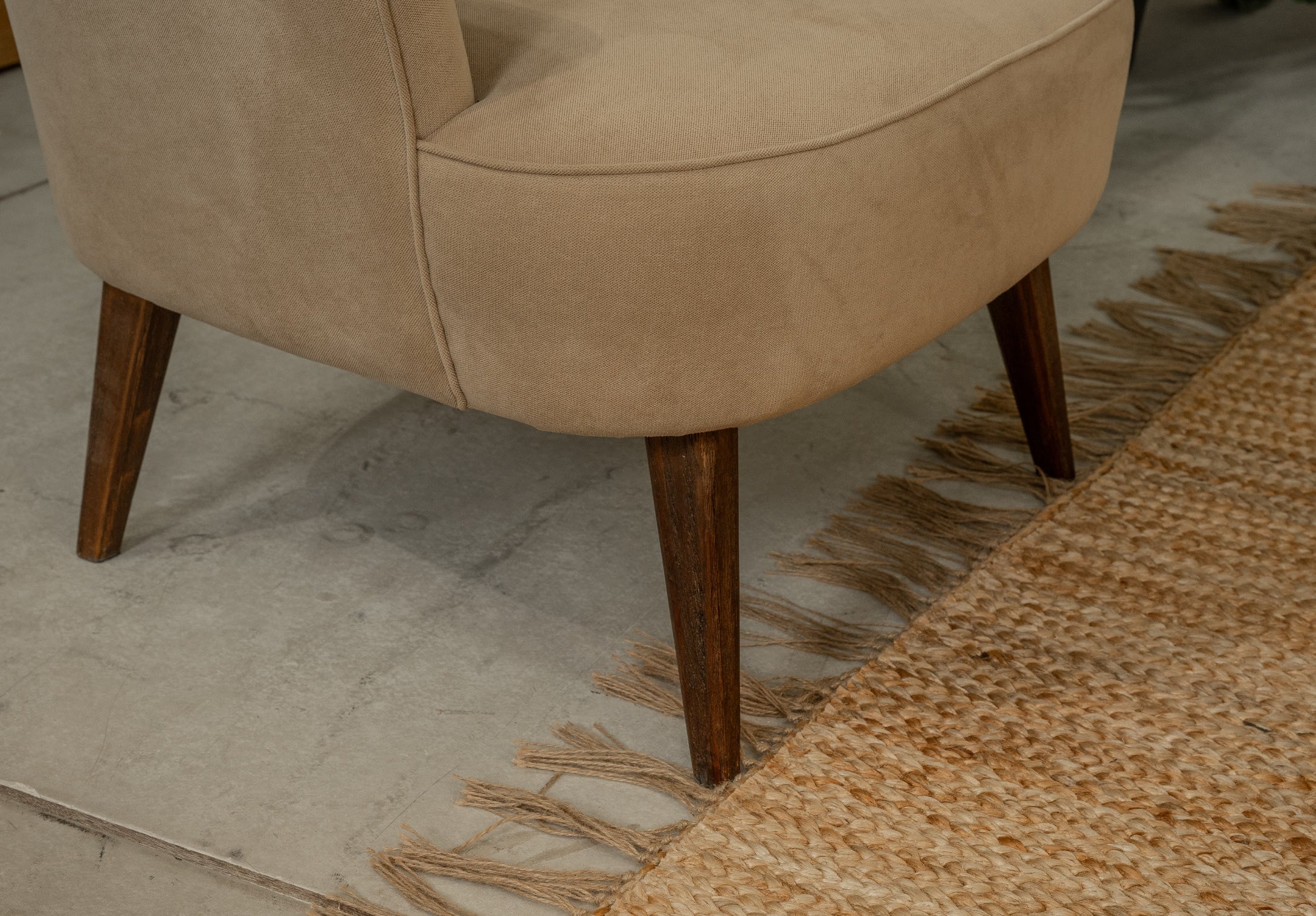 Silla Madonna shell con brazos tela